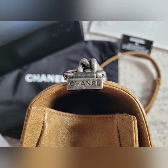 Chanel Old Medium Boy - Picture 9 of 12